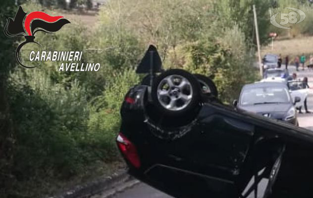 Auto si ribalta, due donne in ospedale