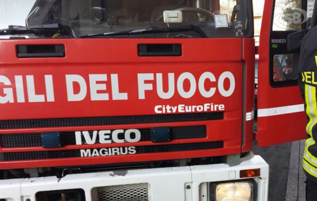 Palazzo in fiamme, paura in centro: stabile evacuato