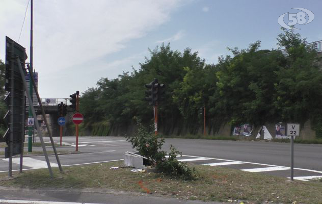 Ariano, scontro tra due auto: travolta centralina del semaforo