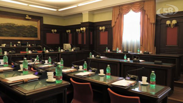 Ariano, la denuncia delle minoranze: "Gravi inadempienze nel servizio mensa scolastica"