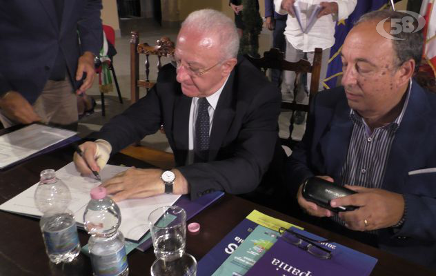 Venticano, firma del Protocollo Zes fra De Luca, Sirignano e 40 sindaci