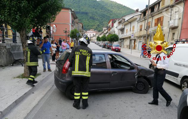 Monteforte, sbanda e finisce contro auto in sosta. Intervento dei caschi rossi