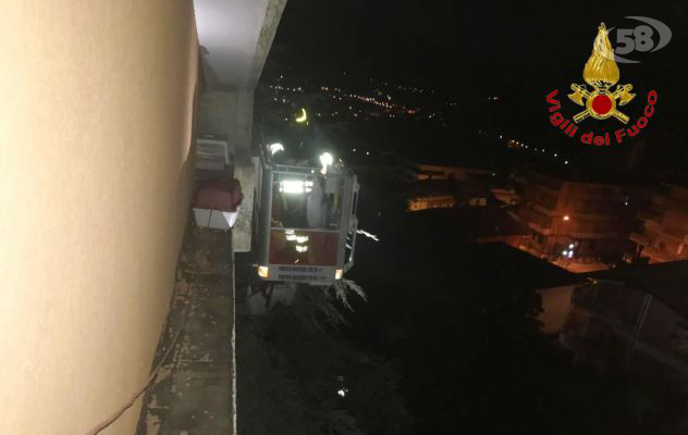 Gattino cade dal balcone e resta in bilico su un cornicione: salvato dai Vigili del Fuoco