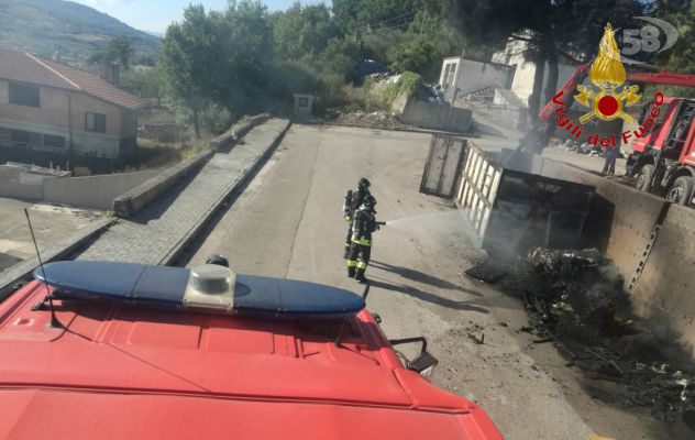 Torre Le Nocelle, deposito di rifiuto ingombranti in fiamme