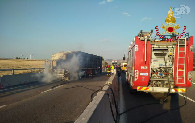 Tir carico di pomodori in fiamme sull'A16: traffico in tilt