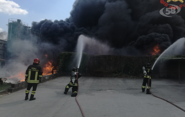 Pianodardine, incendio "sotto controllo": resta l'allerta