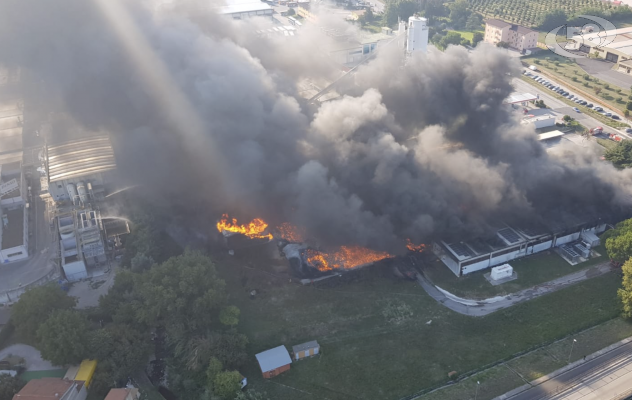 ''Fiamme alte e fumo nero, è stato spaventoso''. Rogo Pianodardine, il racconto dei residenti