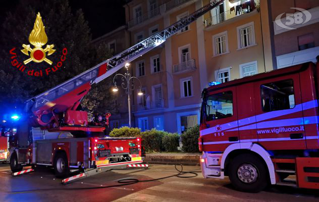 Avellino, casa a fuoco in pieno centro