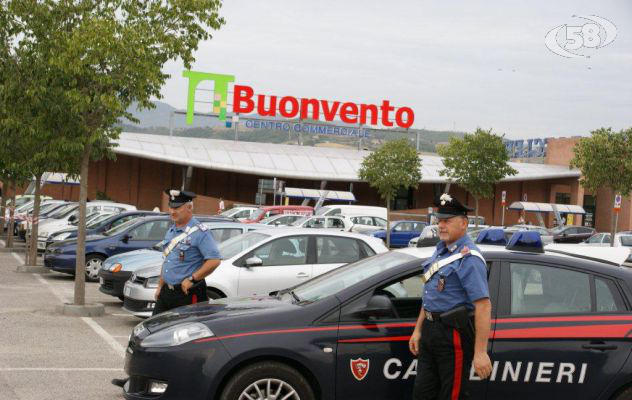 Rubano 32 pezzi di parmigiano reggiano e altra merce, prese due donne