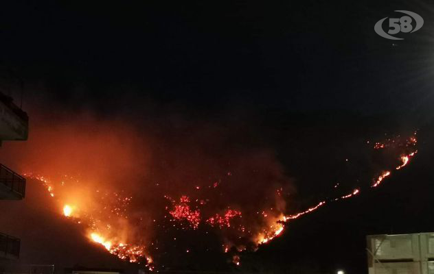 Vasto incendio minaccia Sarno, famiglie evacuate