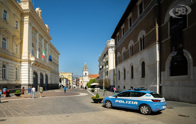 Danneggia le auto in sosta, si scaglia contro la Polizia: arrestato 24enne