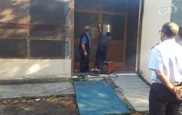 Mamma e figlio di 16 anni occupano l'ex scuola, sono senza casa