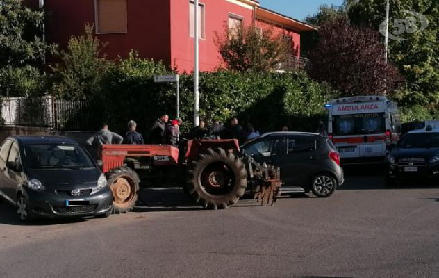 Incidente stradale: scontro tra un trattore e due auto, donne ferite e trasportate in ospedale