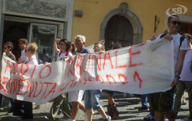 ''Addio Tribunale, benvenuta Camorra'': Harambee e Irisbus in corteo. L'intervento di Mainiero/Le foto della marcia