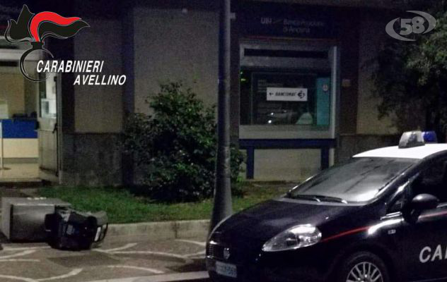 Tentano colpo in banca, messi in fuga dai Carabinieri