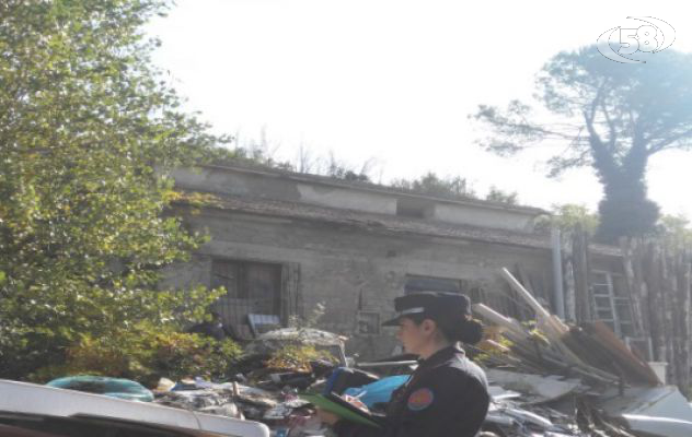 Rifiuti pericolosi in un terreno privato, proprietario nei guai