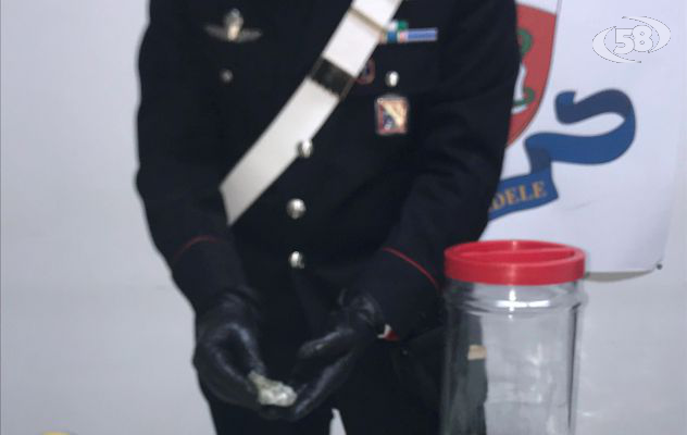 Spaccia nel campo sportivo, arrestato 25enne. Droga anche nella sua camera da letto