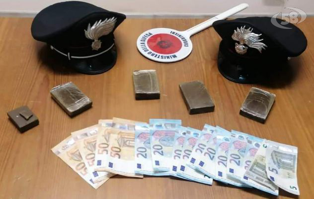 Spaccio di droga, arrestati due pusher su un'auto: in manette un 21enne e una 36enne