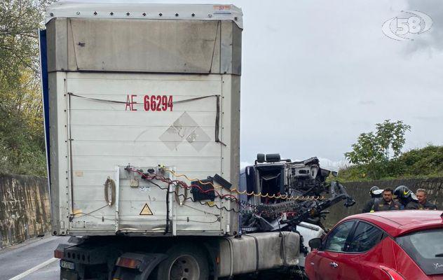 Scontro tra camion. Coinvolta anche un'auto: traffico in tilt