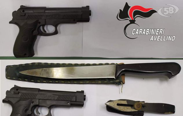 Pistola in pugno, semina il panico in centro: bloccato