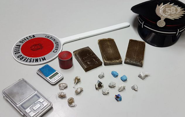 Droga nei muri. Blitz dell'Arma, giovane in manette. Denunciato anche un 16enne