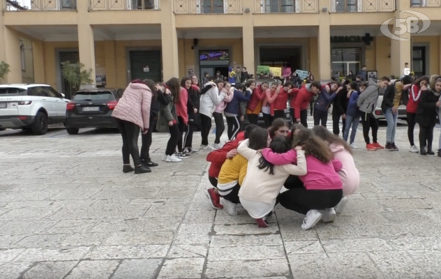Ariano celebra la ''Giornata della Gentilezza'': flash mob in piazza /VIDEO