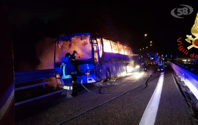 Pullman di pellegrini in fiamme: panico sull'A16