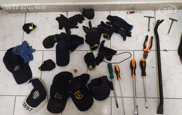 Pronti a rubare, ladri inseguiti a bordo di un'Audi. Furti sventati