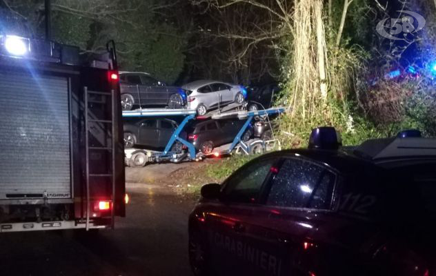 Tir fuori strada, difficili le operazioni di recupero: traffico deviato per più di due ore