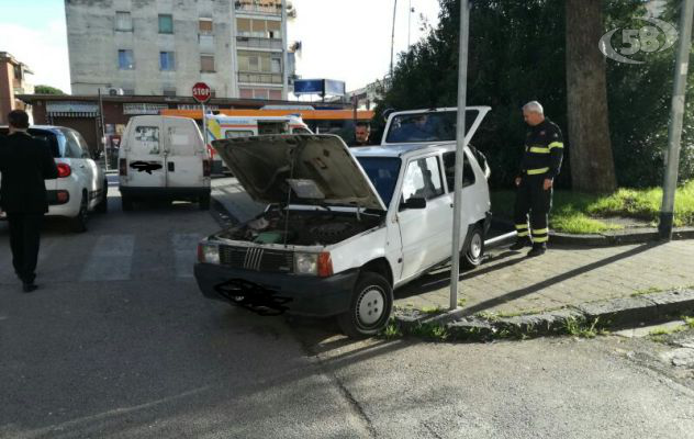 Scontro tra due auto, donne trasportate in ospedale