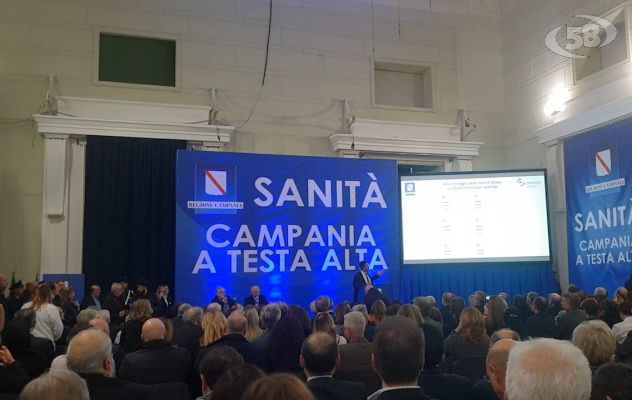 De Luca festeggia la fine del commissariamento: ''Campania a testa alta''