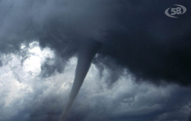 Tromba d'aria in centro, tanta paura. Tendostruttura distrutta