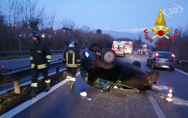 Atripalda, sbanda e si ribalta: 24enne in ospedale