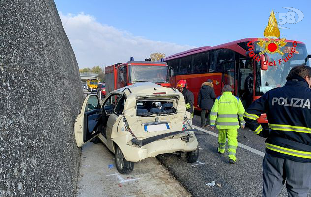 Bus contro auto sull'A16: tre donne ferite
