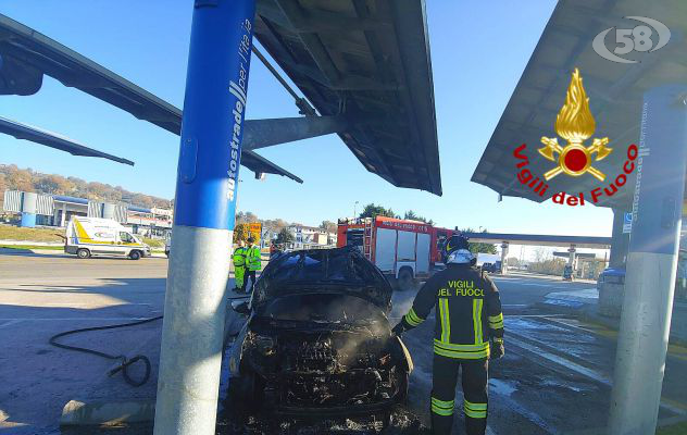 A-16, auto in fiamme all'area di servizio di Mirabella