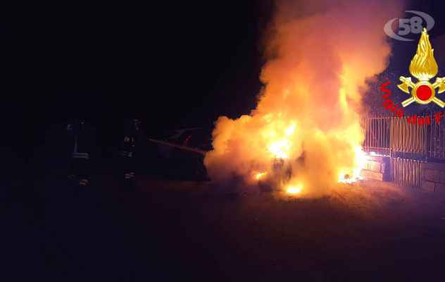 Tre auto in fiamme nella notte: panico nel capoluogo