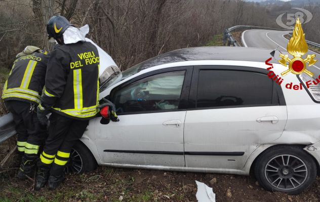 Sbanda e finisce fuori strada: paura sull'Ofantina