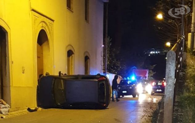 Investe pedone in pieno centro e poi si ribalta: due feriti in ospedale