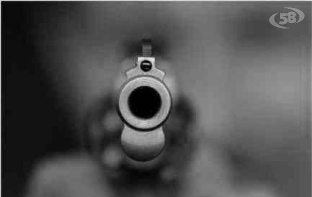 Parte un colpo e si ferisce: 40enne denunciato