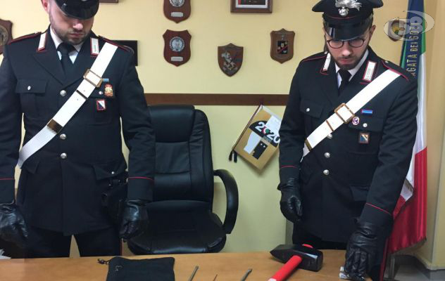 Ladri inseguiti finiscono contro un muro, furti sventati