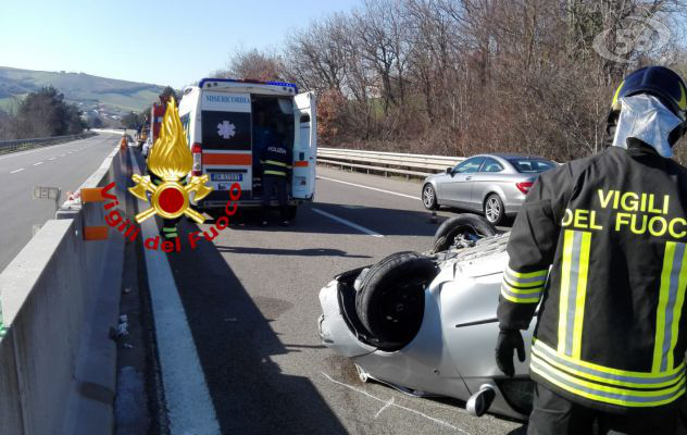 Si ribalta auto con due bimbi a bordo: paura sull'A16