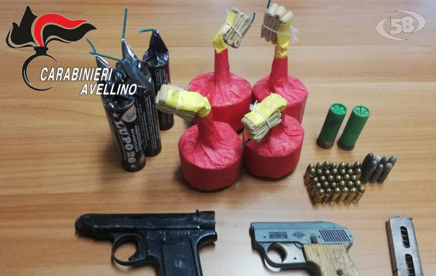 Pistole e munizioni occultate in casa: padre e figlio arrestati dai carabinieri