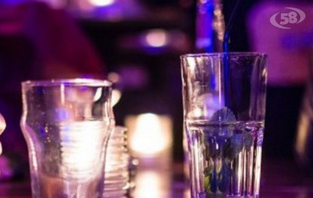 Bar aperto oltre l'orario consentito, attività sospesa. Titolare denunciato