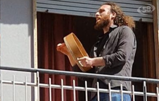 La tammurriata fa il giro delle tv nazionali. Il promotore Lombardo: “Un modo per ringraziare medici e infermieri"/L'INTERVISTA