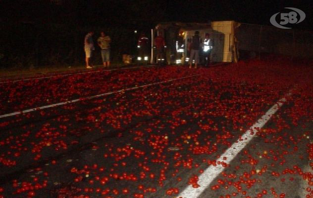 Lacedonia, si ribalta un Tir di pomodori
