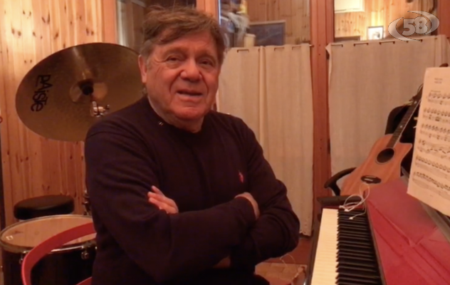 L'abbraccio dei Nomadi. Beppe Carletti suona per Ariano: ''Vi sono vicino'' /VIDEO