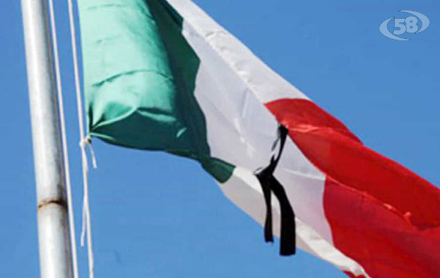 Bandiere a mezz'asta per ricordare le vittime e il sacrificio degli operatori sanitari