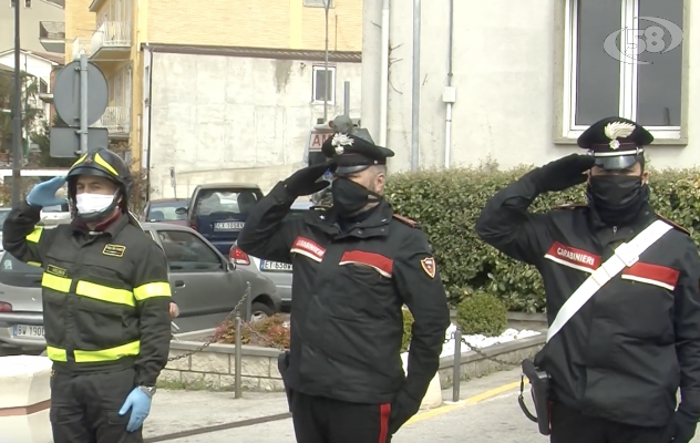 VIDEO/ L'inno, il silenzio, gli applausi: l'omaggio delle Forze dell'Ordine a vittime e medici del Frangipane