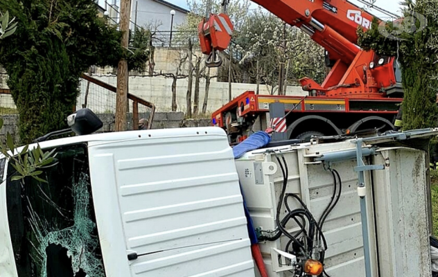 Fuori strada col camion dei rifiuti, muore 56enne