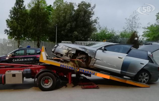 Rubano in una tabaccheria, ladri inseguiti si schiantano e scappano: refurtiva recuperata